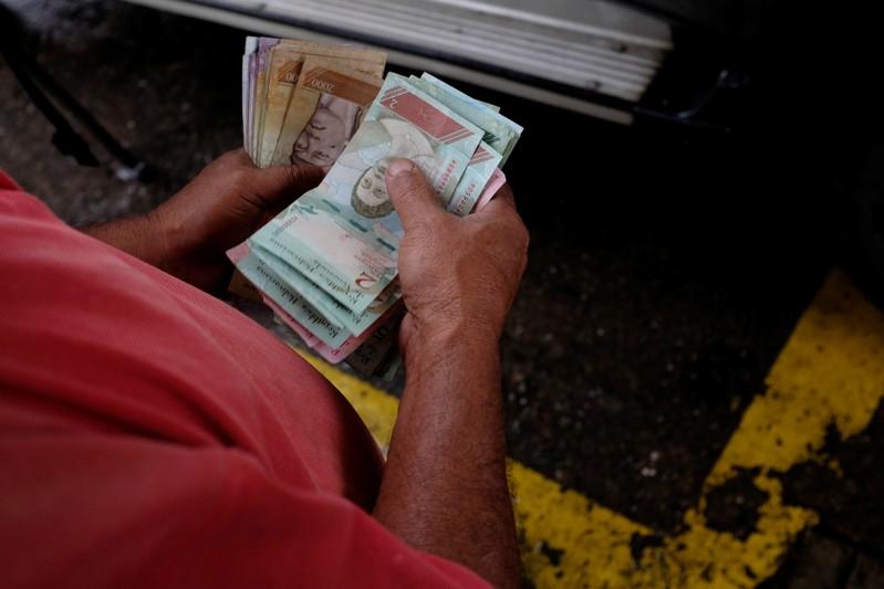 Salario mínimo vuelve a caer en Venezuela