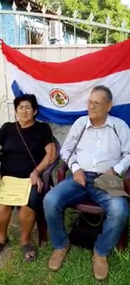 Abuelitos se encadenan frente a vivienda en Ñemby