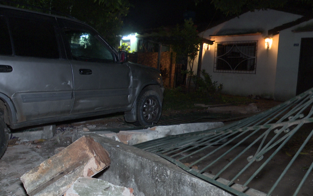 Quiso atropellar a su vecino y terminó contra la muralla