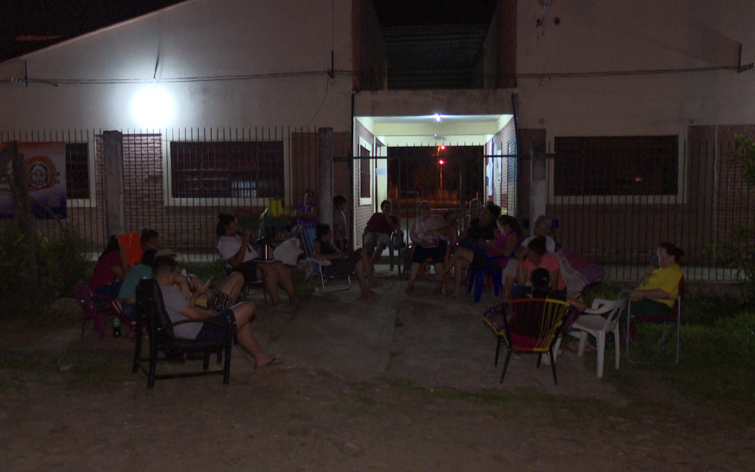 Hacen vigilia frente a escuela para inscribir a sus hijos