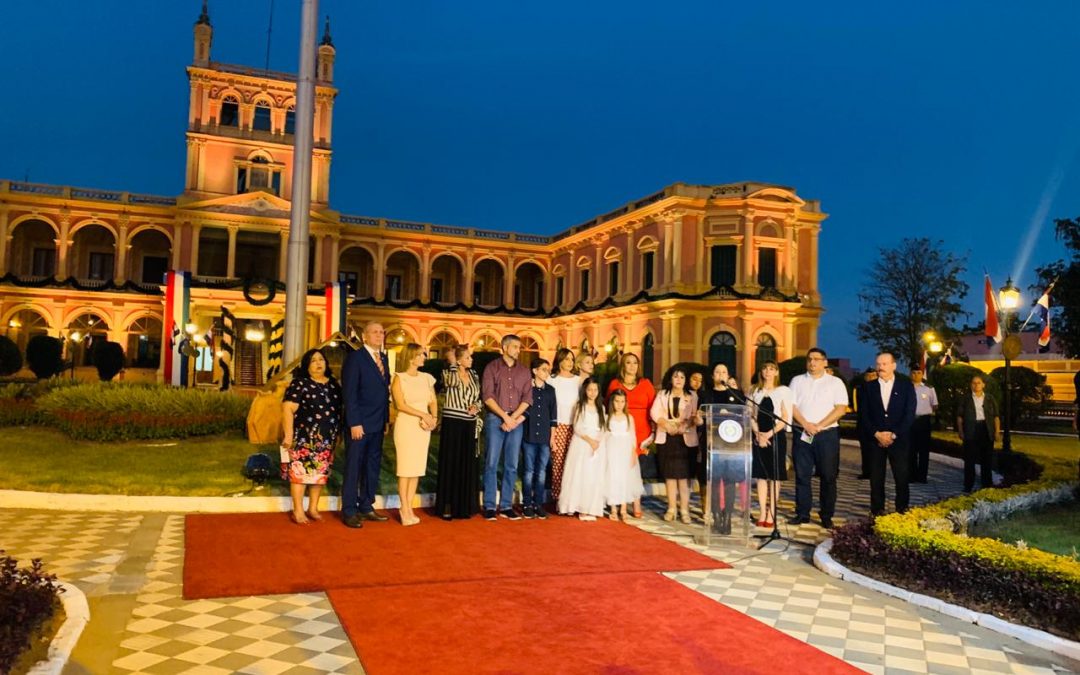 Encienden árbol navideño en Palacio de López