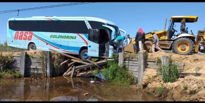 Bus cayó desde un puente en Ñeembucú