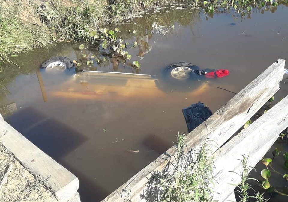 Vehículo cayó a un arroyo en Ñeembucú