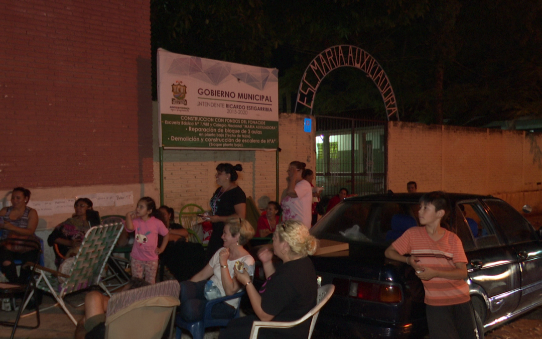 Padres en vigilia frente a colegio de Villa Elisa