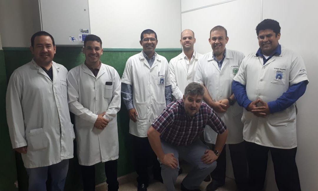 Realizan el primer implante de mano en el país