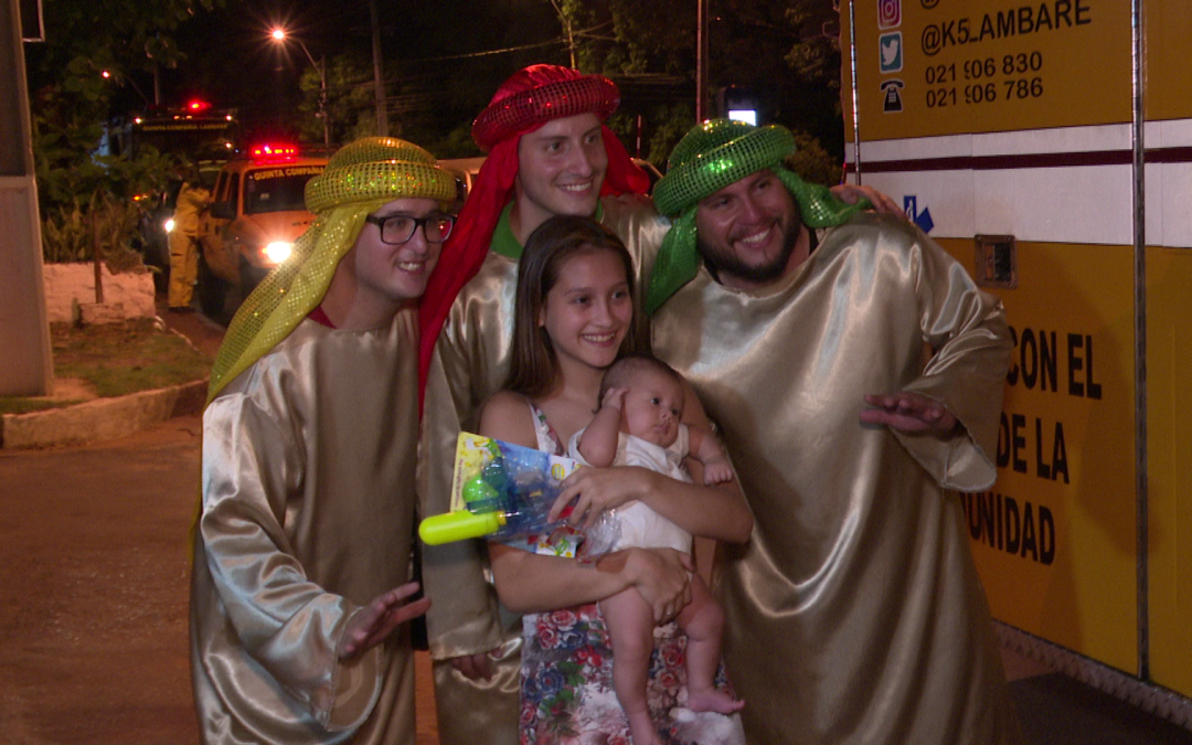 Bomberos de Lambaré acompañaron el recorrido de los reyes magos