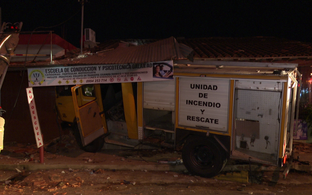 Bomberos de Luque resultan heridos tras chocar contra escuela de conducción