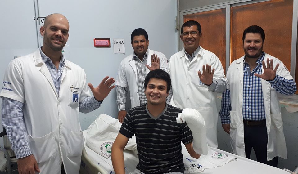 Joven que recibió implante de mano fue dado de alta