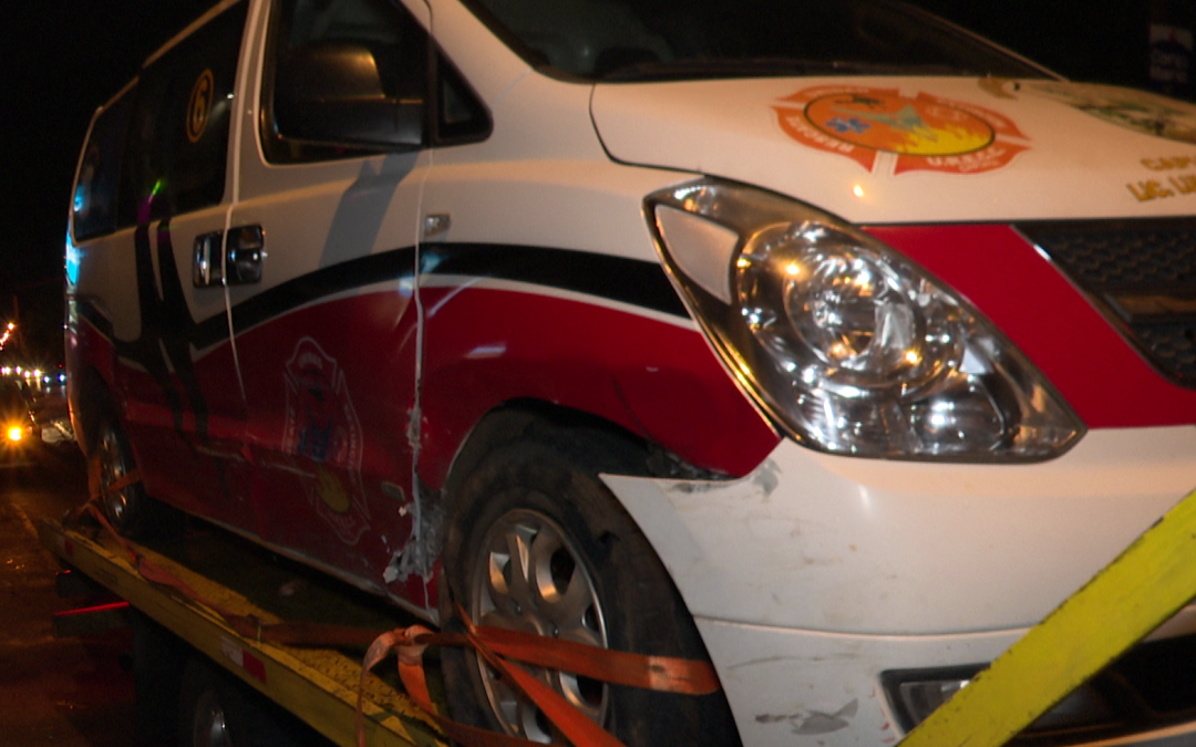 Ambulancia llevaba a accidentado y chocó