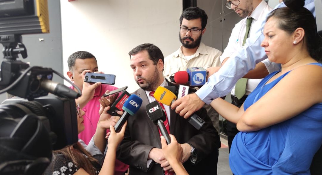 Volpe alega que sólo recibió un bolígrafo como regalo