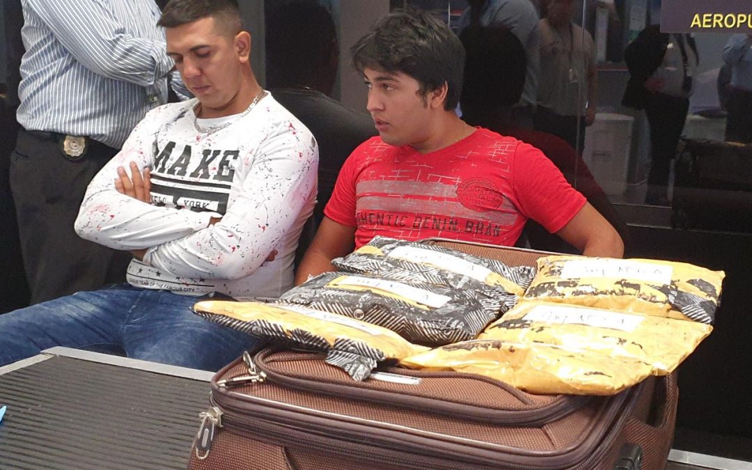 Jóvenes trataban de llevar cocaína a España