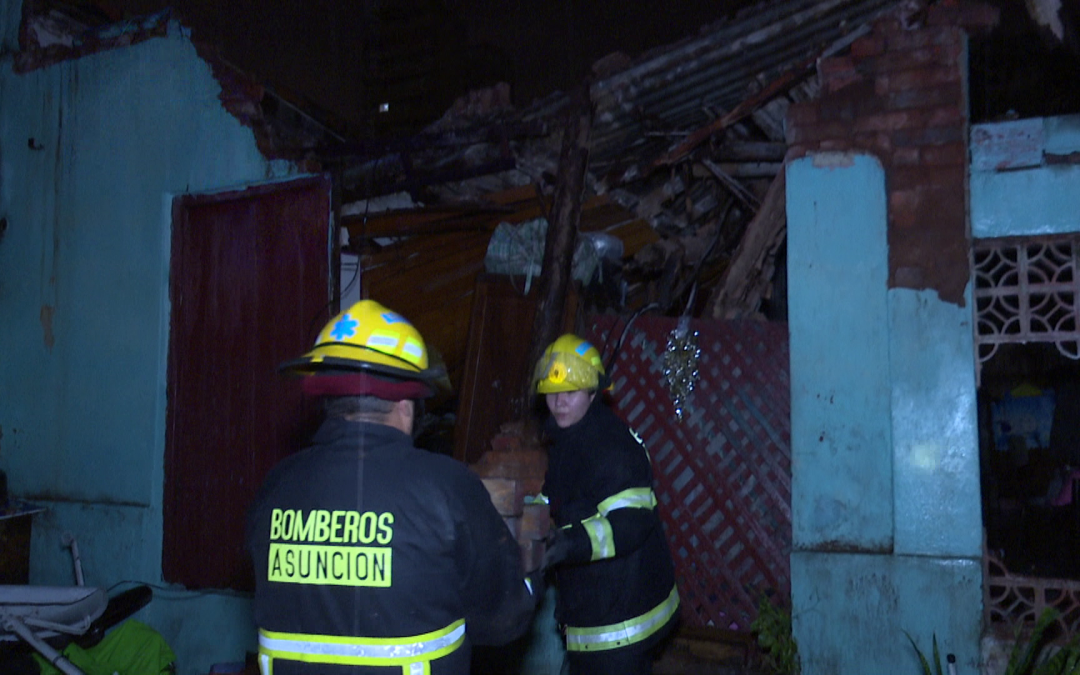 Mujer quedó atrapada, tras derrumbe de vivienda