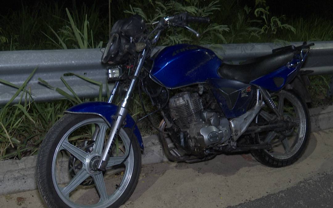 Joven motociclista iba chateando y chocó sobre autopista Ñu Guazú
