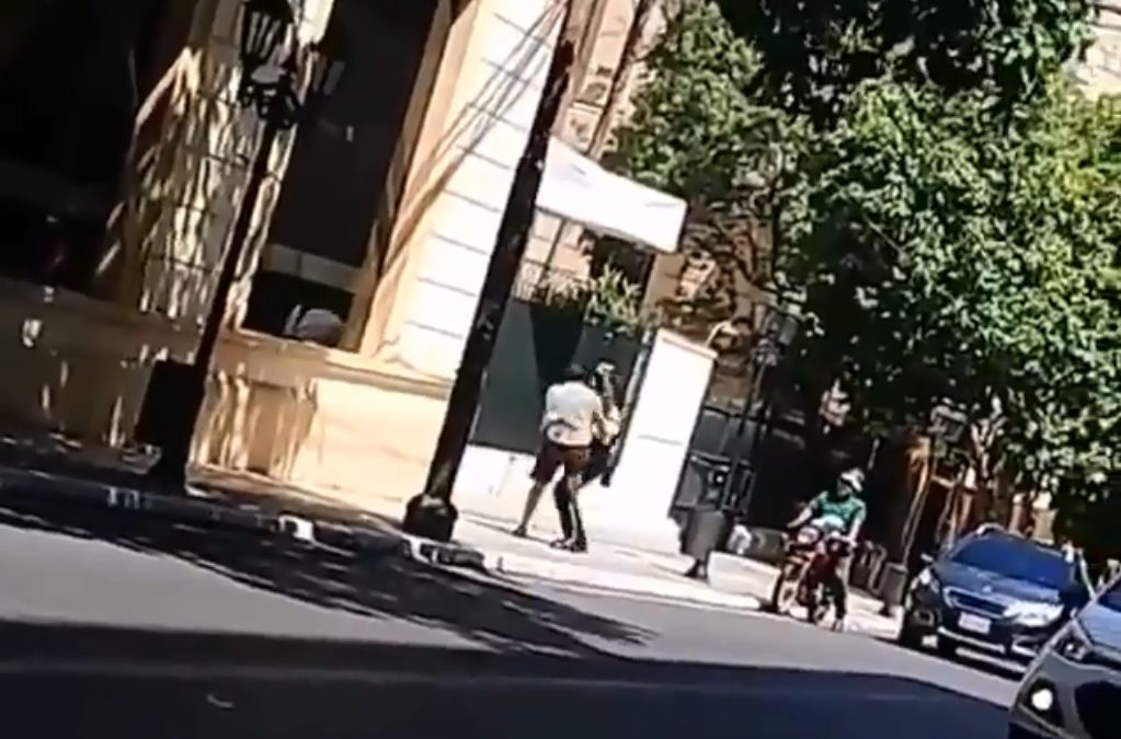 Conductor a los golpes con PMT por llevar a su mascota en el regazo