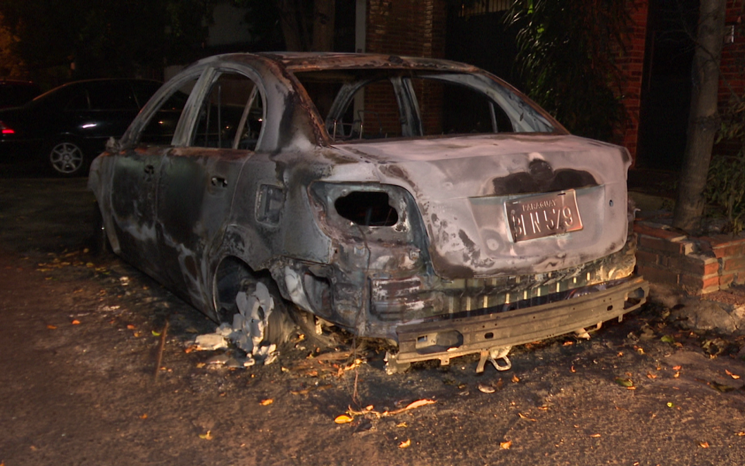 Arrojaron bomba molotov contra un vehículo en Asunción