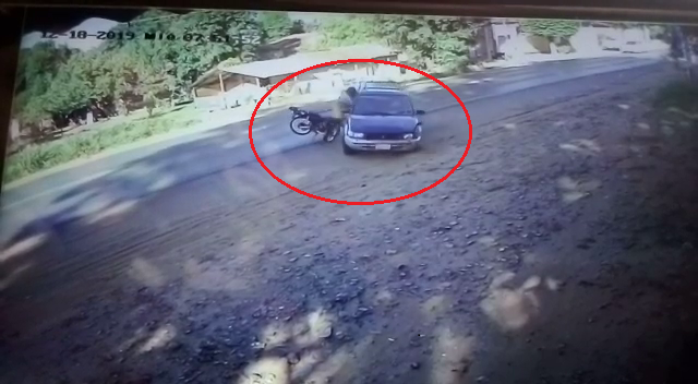Motociclista necesita ayuda tras accidente de tránsito