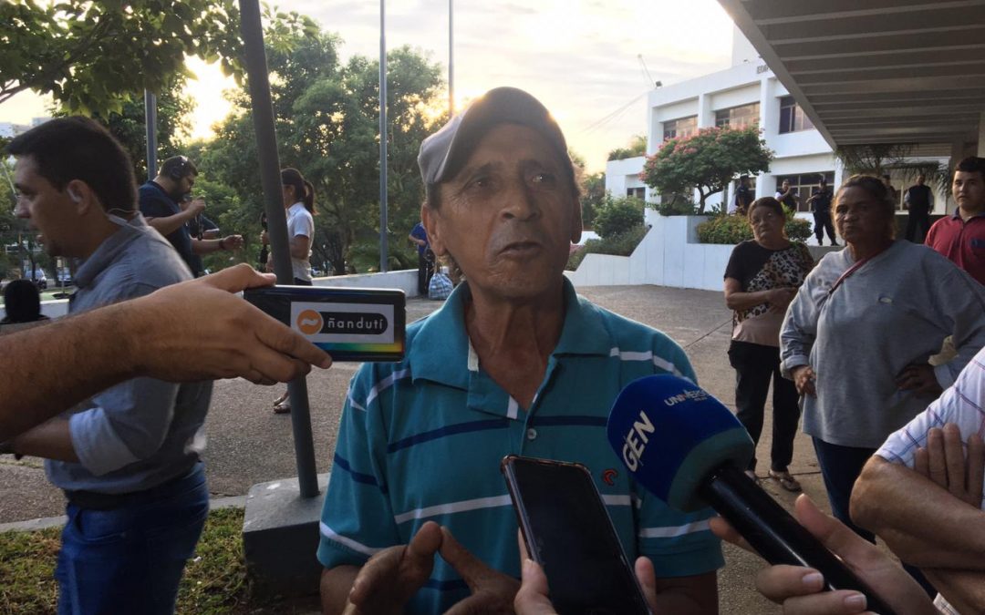Cuidacoches anuncian presencia durante el partido de Cerro
