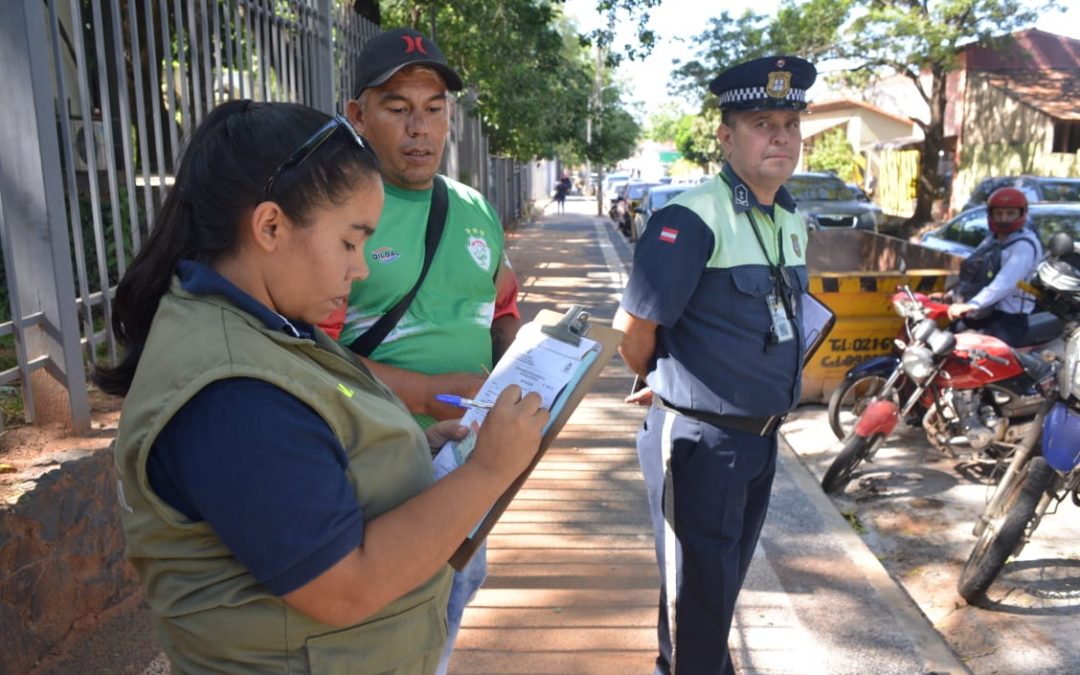 Retiran vehículos mal estacionados y notifican a cuidacoches en Palacio de Justicia