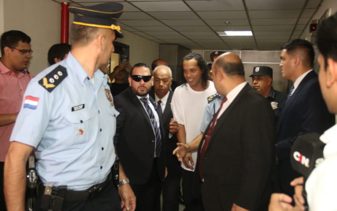 Caso Ronaldinho pasa a la Fiscalía General y empresario va a Tacumbú
