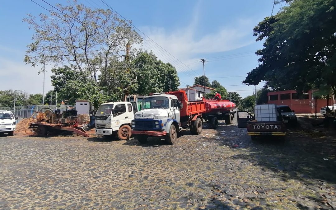 Camión cisterna de ESSAP provee de agua a barrio Obrero