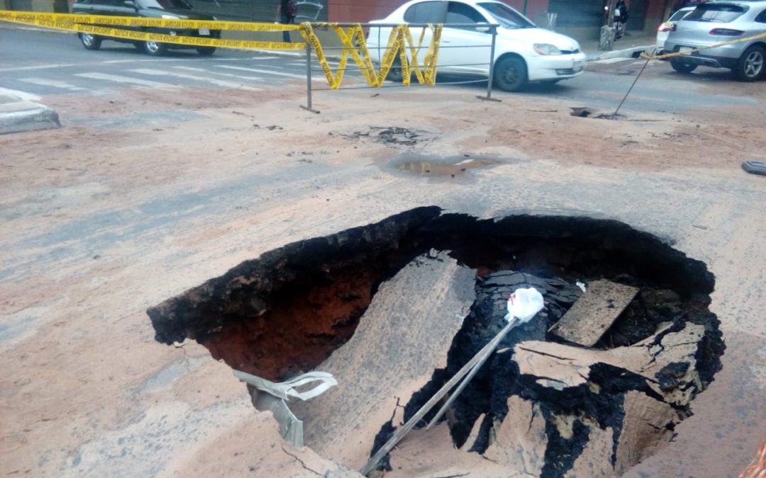 Enorme cráter en microcentro de Asunción