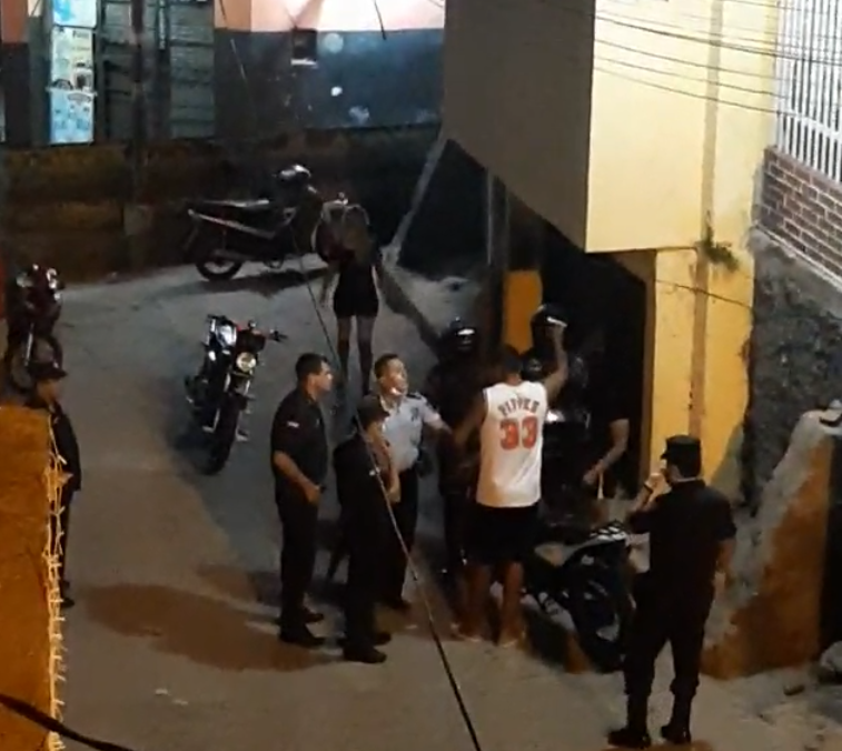 Hombre fue detenido y puesto a disposición de la Fiscalía tras agredir a comisario