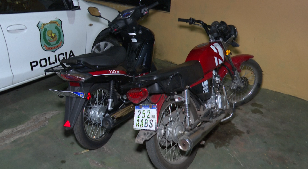 Tras un asalto, agentes policiales detienen a malvivientes y recuperan motocicleta