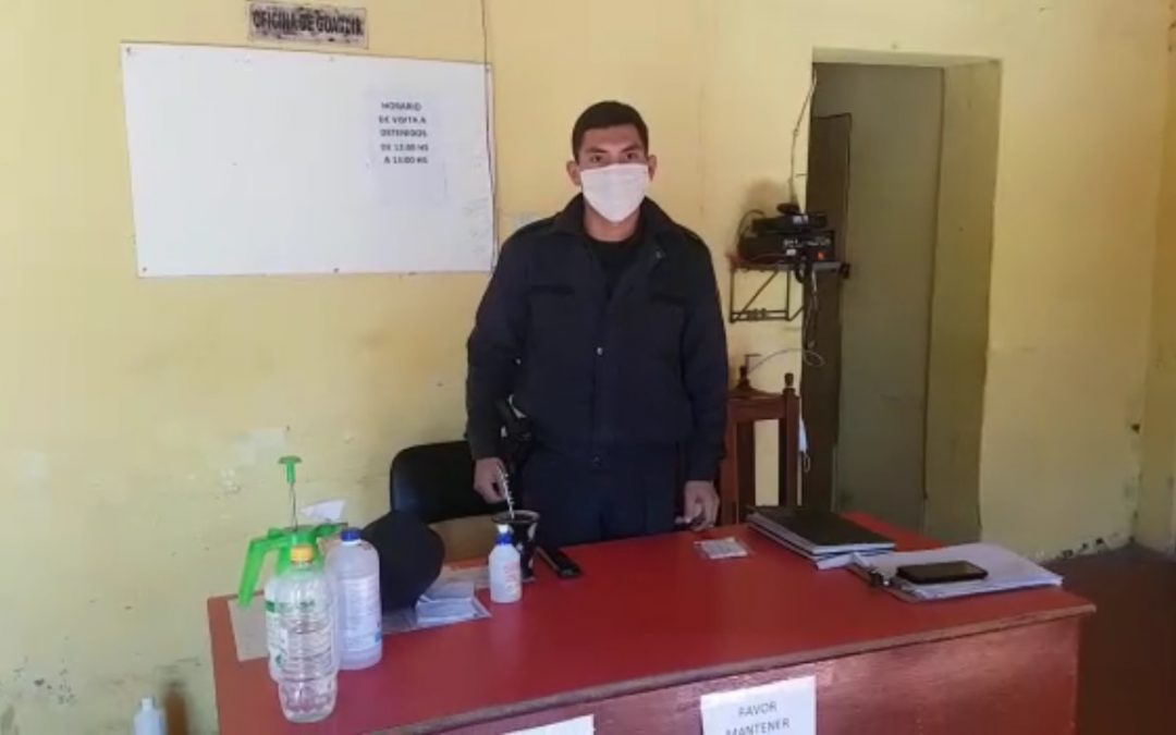 Docente donó tapabocas a policías de Oviedo