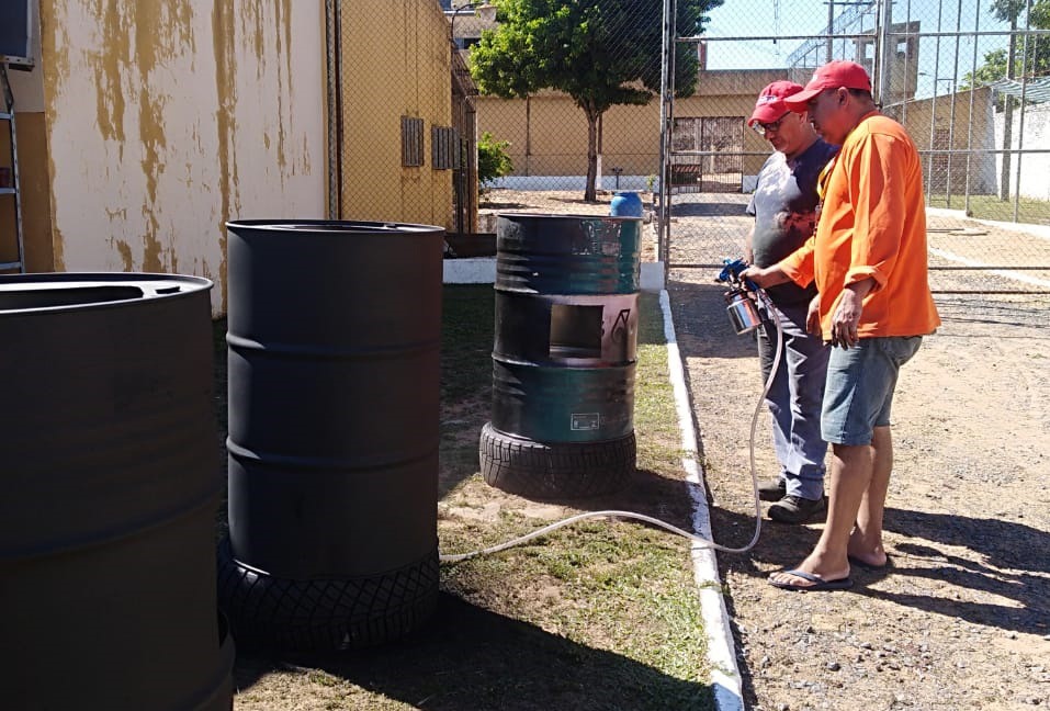 Internos elaboran lavamanos con tambores reciclados