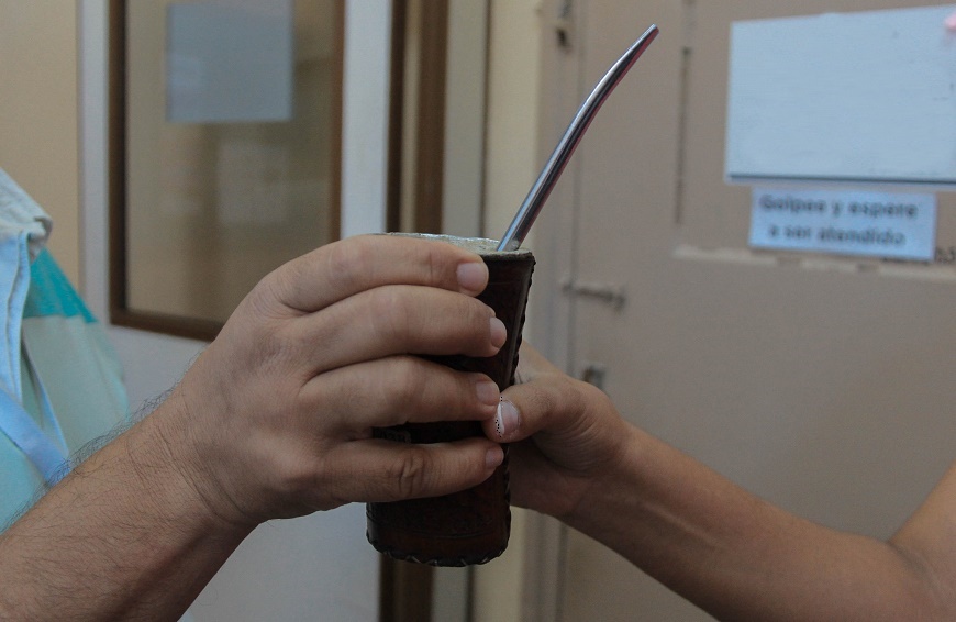 Bombillas, vasos, cubiertos y hasta los besos pueden transmitir coronavirus