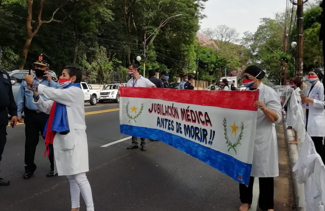 Médicos exigen ley de jubilación y equipos de bioseguridad