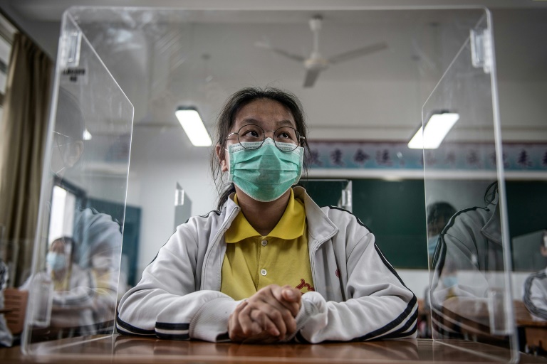 Estudiantes de secundaria reinician clases en Wuhan