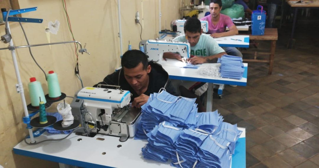Internos del penal de Misiones confeccionan tapabocas y batas de bioseguridad