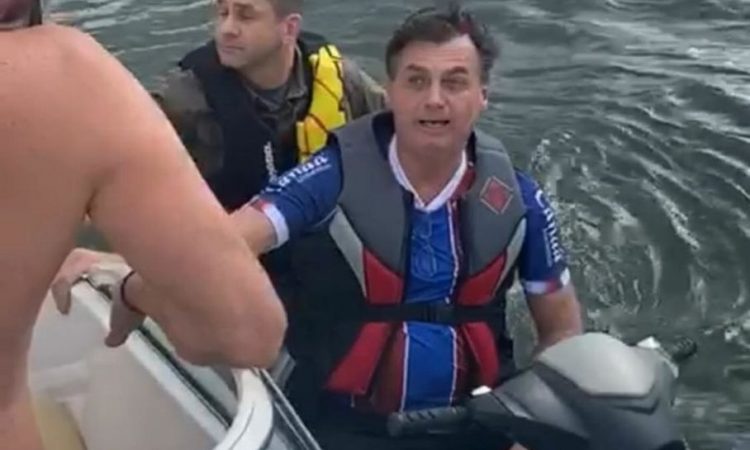 Bolsonaro paseó en jet ski, mientras Brasil superaba los 10.000 muertos por Covid-19