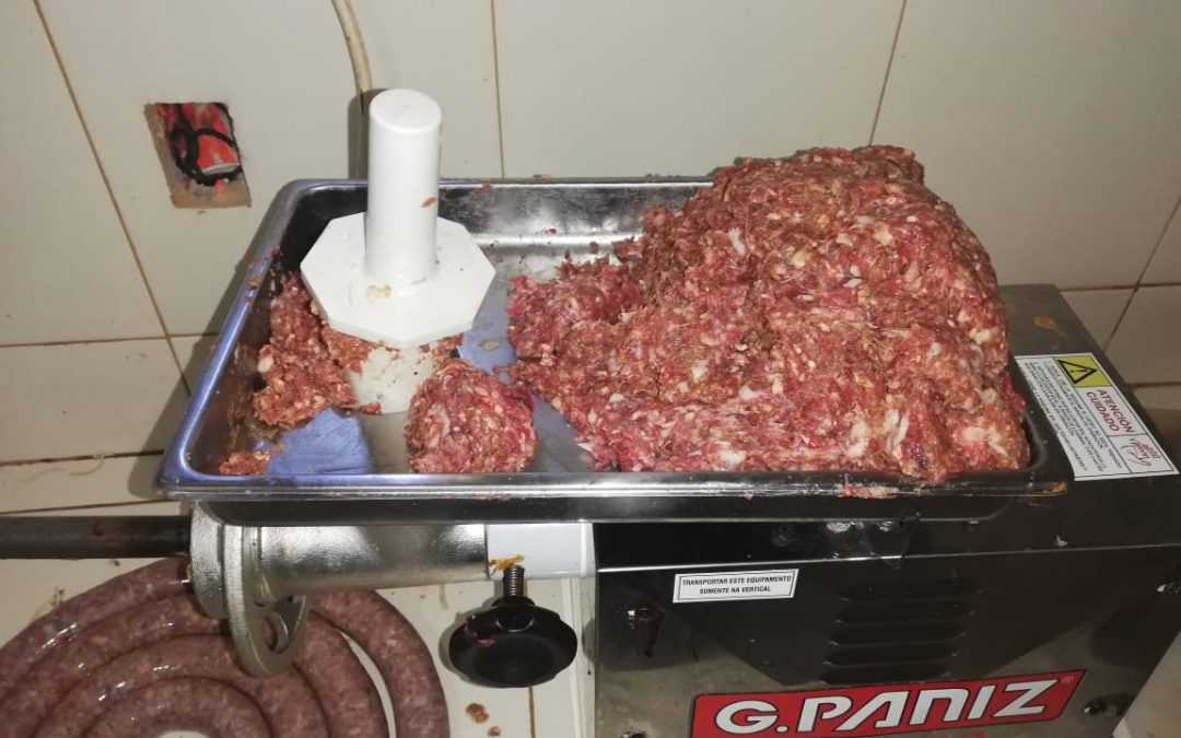 Internos elaboran chorizo misionero en Penitenciaría Regional de Misiones