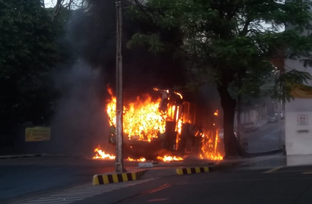 Incendio de bus de la línea 19 en pleno centro de Asunción