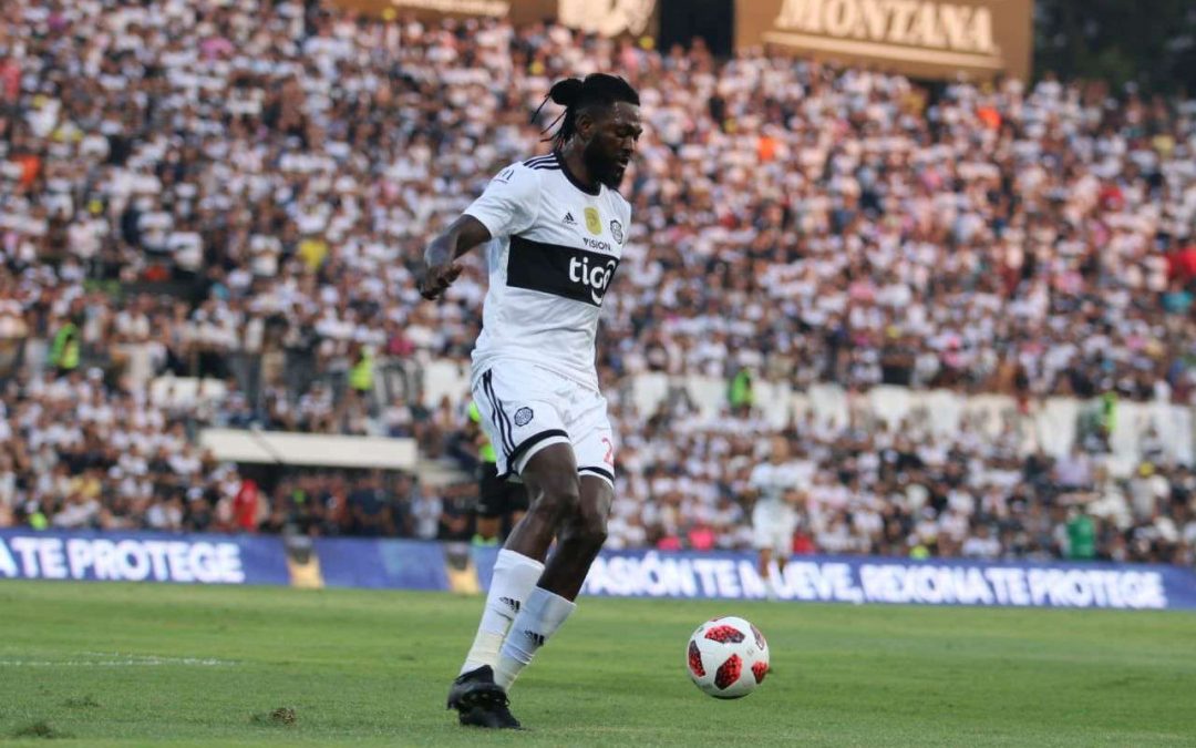 Adebayor quiere volver, pero no tiene manera de llegar a Paraguay