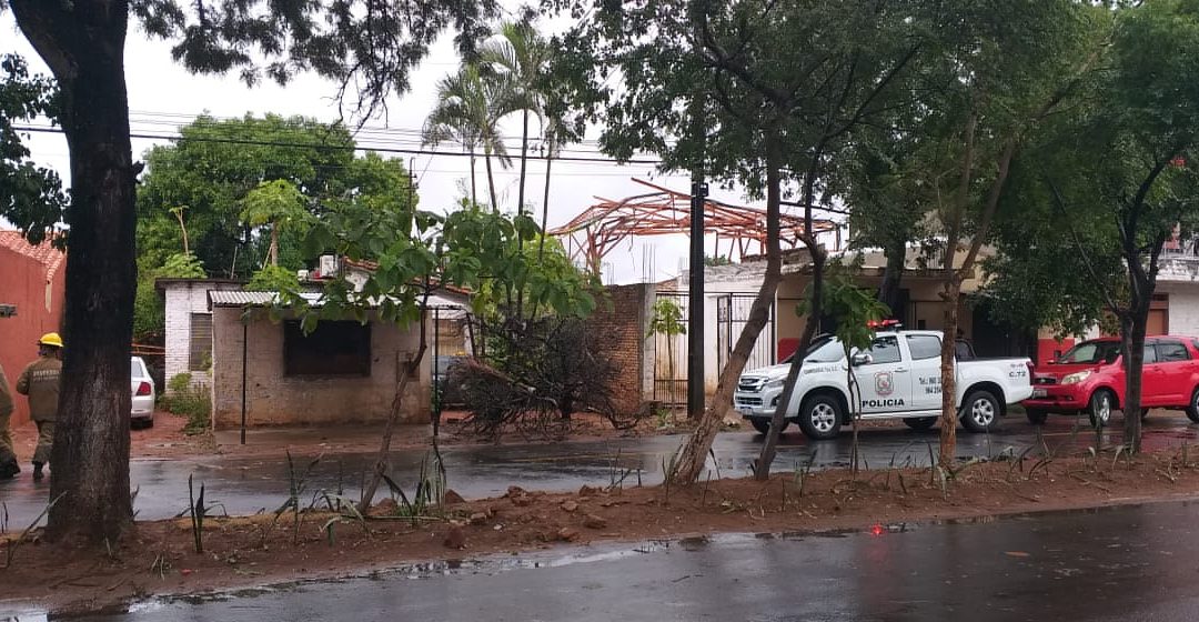 Antena de una radio cae durante tormenta