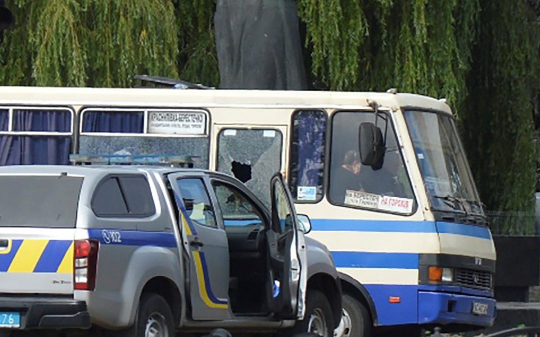 Hombre armado con explosivos secuestra bus con pasajeros en Ucrania