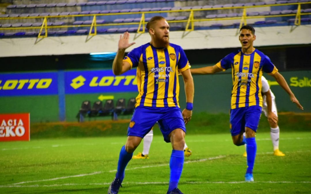 El mano a mano de Ondina y el goleador de Luqueño, Isidro Pitta