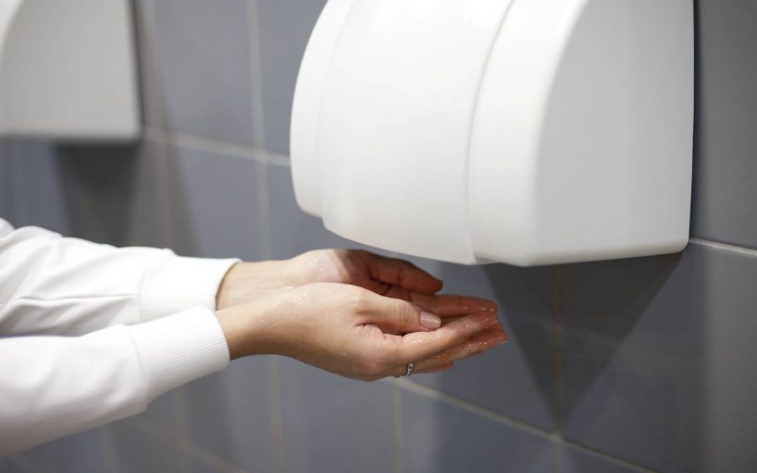 Recomiendan el uso de toallas de papel en vez de secamanos eléctricos