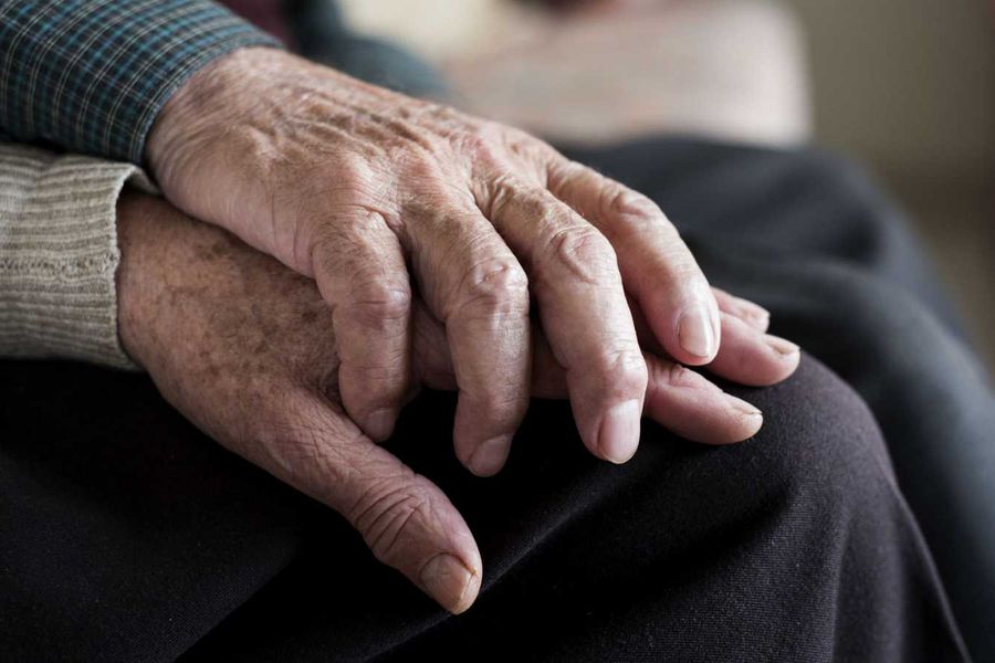 Profesionales recuerdan que adultos mayores corren más riesgo de contraer Covid-19