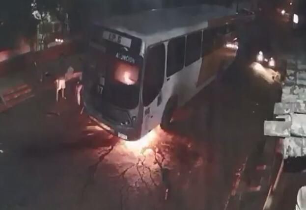 Colectivo de la línea 47 sufre incendio en Guarambaré