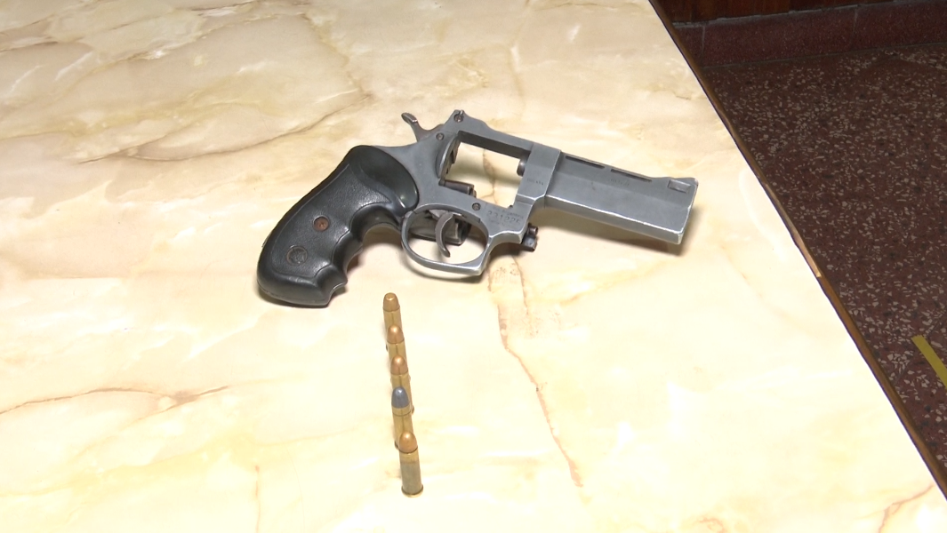 Víctimas de asalto atropellan a presunto delincuente