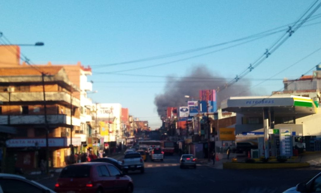 Reportan incendio de ómnibus en el Mercado 4