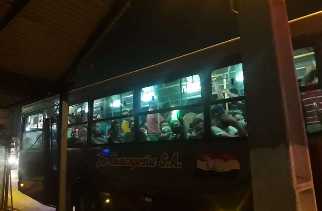 Detectan colectivos que circulan repletos de pasajeros en hora pico
