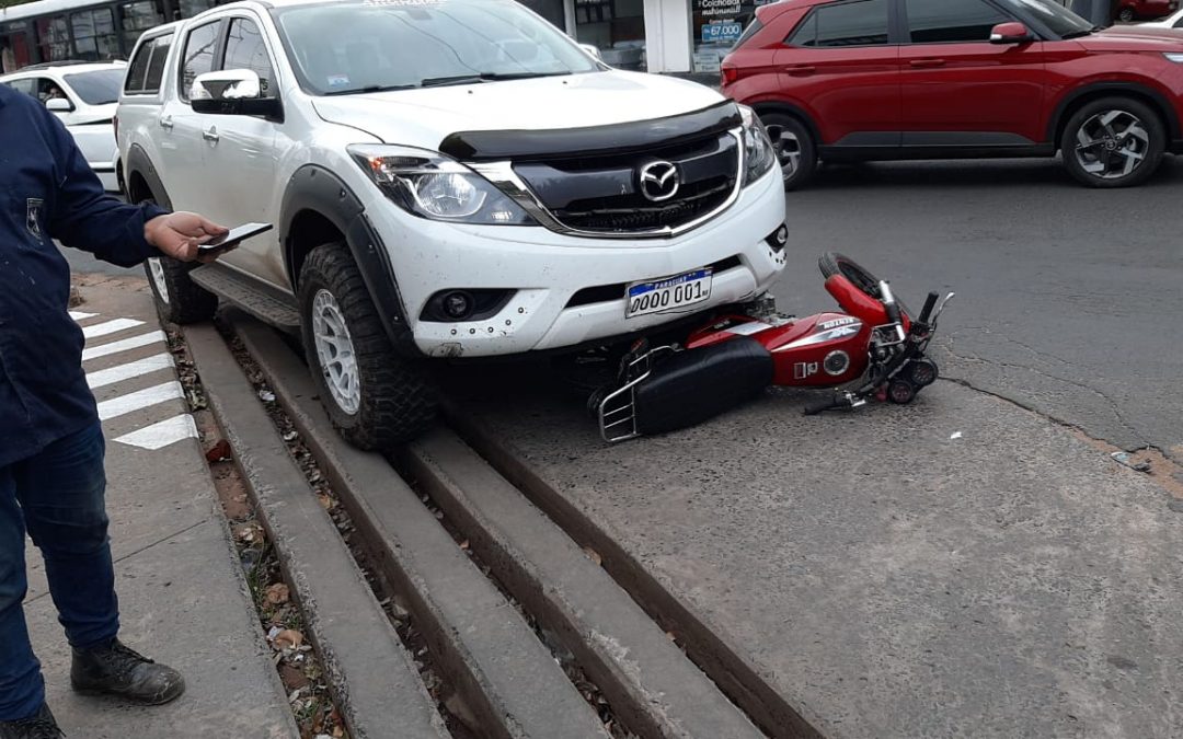 Conductor atropella a asaltantes que escapaban en moto