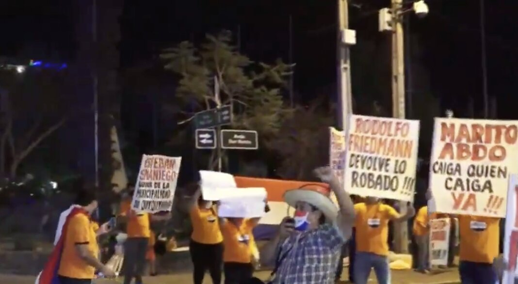 Ciudadanos autoconvocados se manifiestan contra la corrupción