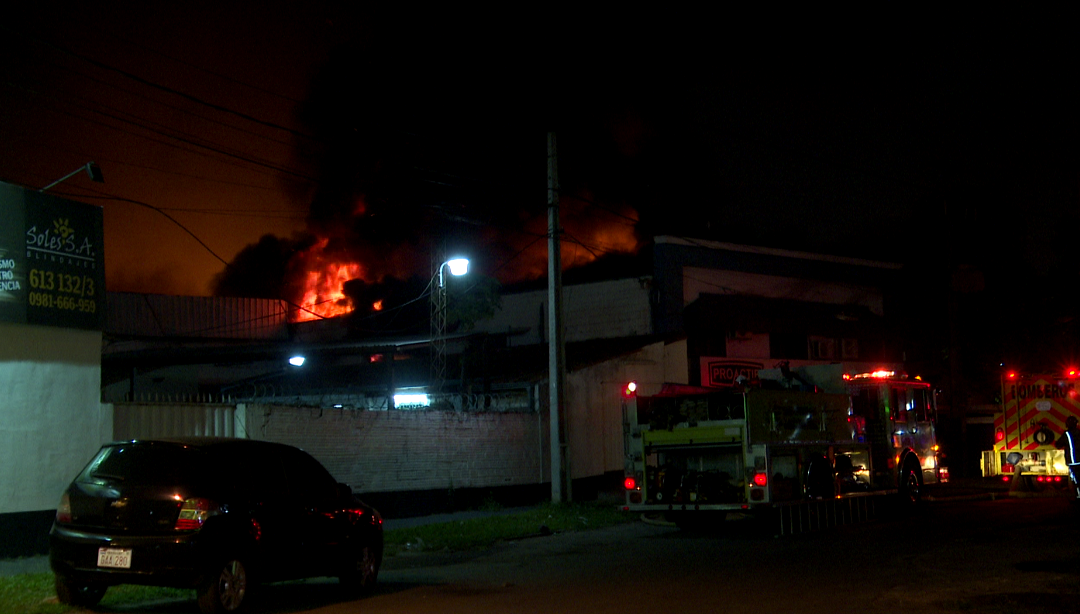 Incendio de gran magnitud en depósito de materiales de limpieza