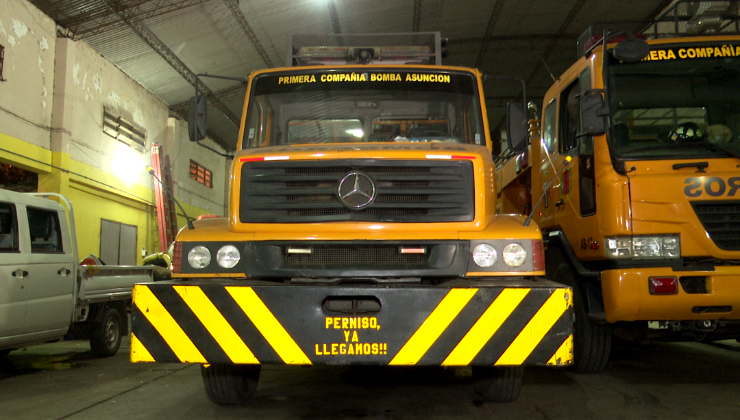 Camión de bomberos fue embestido por conductor ebrio